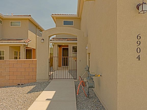 3rd image of 6904 Papaya St NE