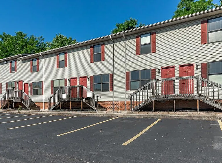 Hoosier Court Apartments — Photo 9