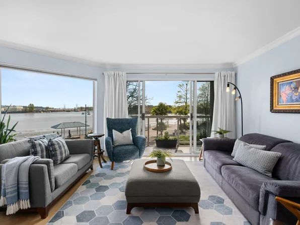 31 Reliance Ct #211, New Westminster, BC V3M 6C6