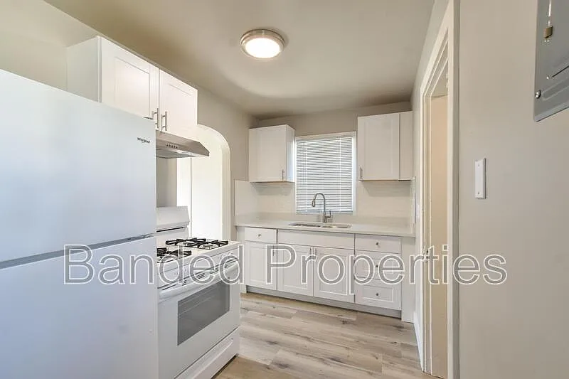 1 bed, 1.0 bath, 430 sqft, $995 — Photo 1