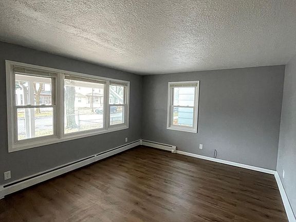 4th image of 919 Magnolia Ave E