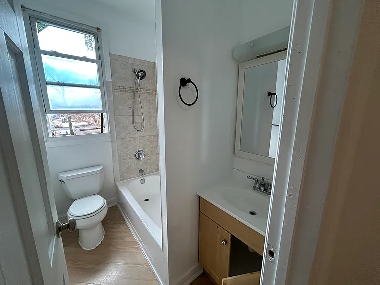 Full bath with tub/shower