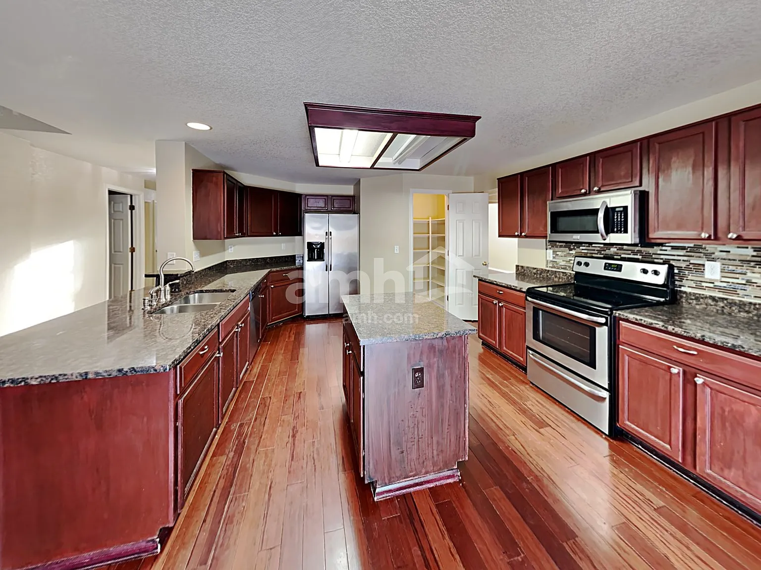 5 bed, 2.5 bath, 3367 sqft, $3,520 — Photo 2