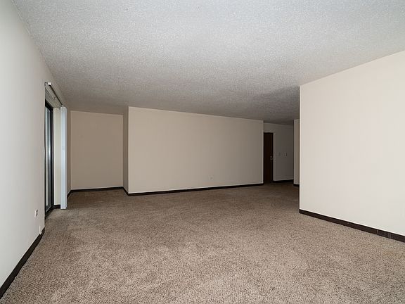 4th image of 1700 Wedgewood Dr APT 411
