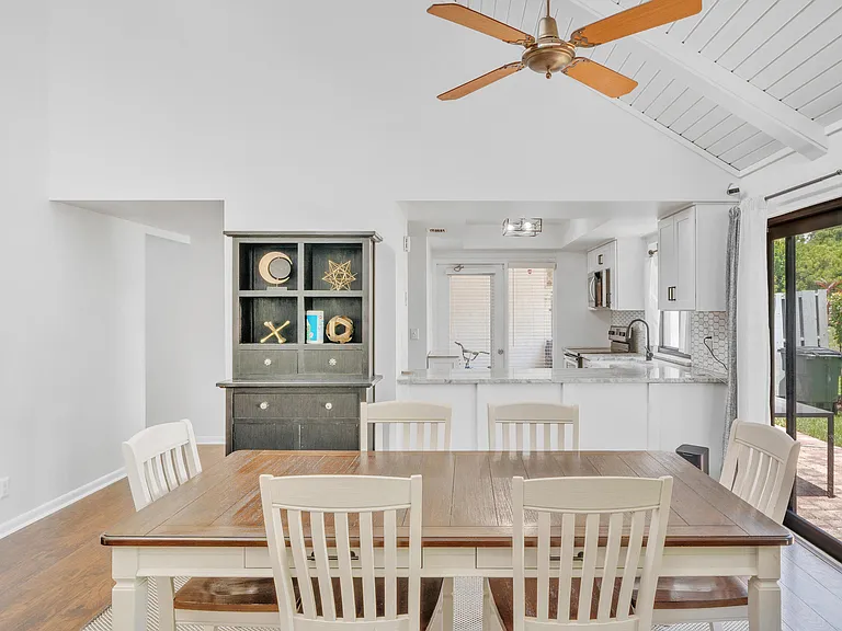 235 NW 15th St — Photo 16