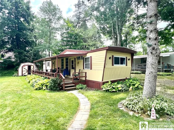 5 Lawndale Rd, Mayville, NY 14757