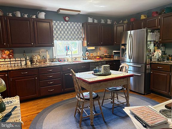 3rd image of 215 Boxley Ln