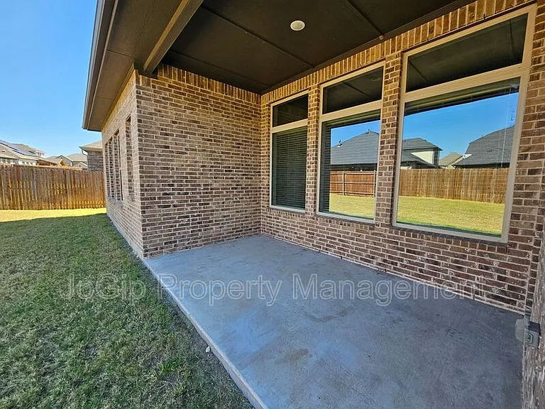 1740 Jamestown Dr — Photo 8