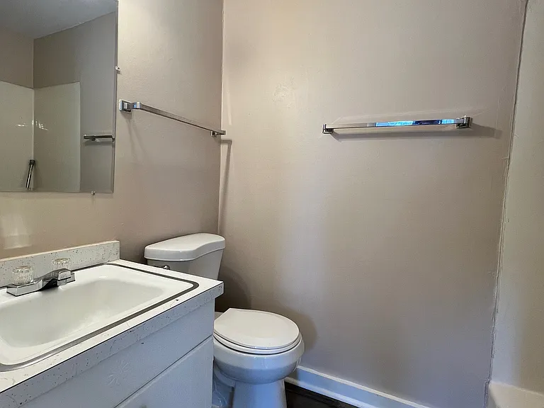 1525 E Risser St #5 — Photo 3