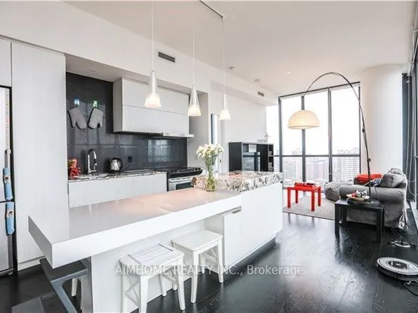 101 Charles St E, Toronto, ON