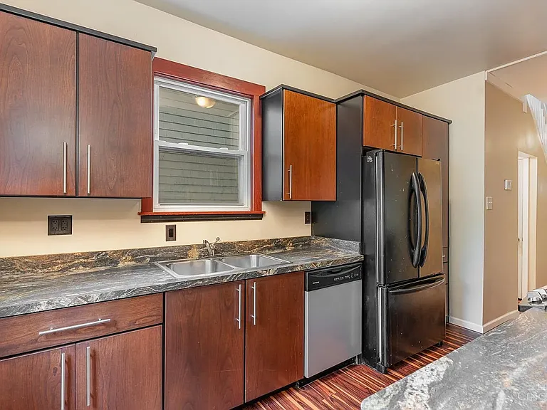 2341 Chickasaw St — Photo 2