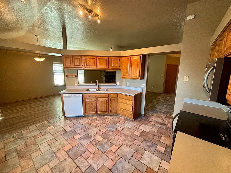 1304 Fairfax Cir — Photo 5