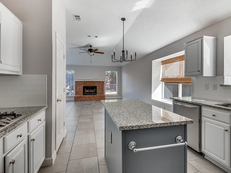 2608 Glenridge Dr — Photo 9