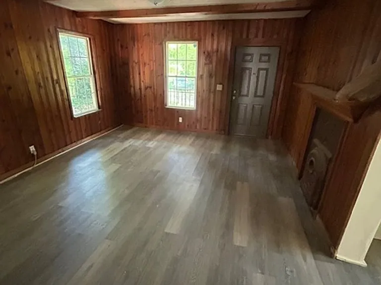 82 Maple St — Photo 2