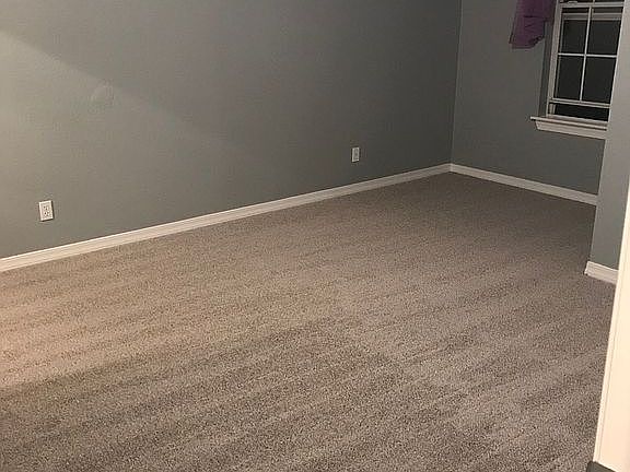 5th image of 1402 NE Oakridge Dr