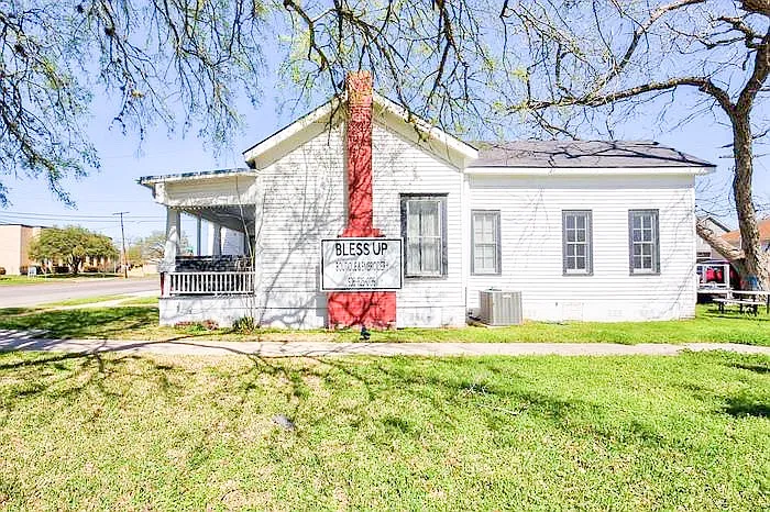 E Washington Ave, Navasota — Photo 3