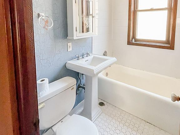 4th image of 3708 N Sheffield Ave #3B