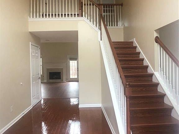 3rd image of 919 Park Knoll Ct