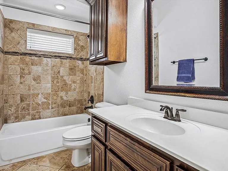 16400 Stillhouse Hollow Ct — Photo 6