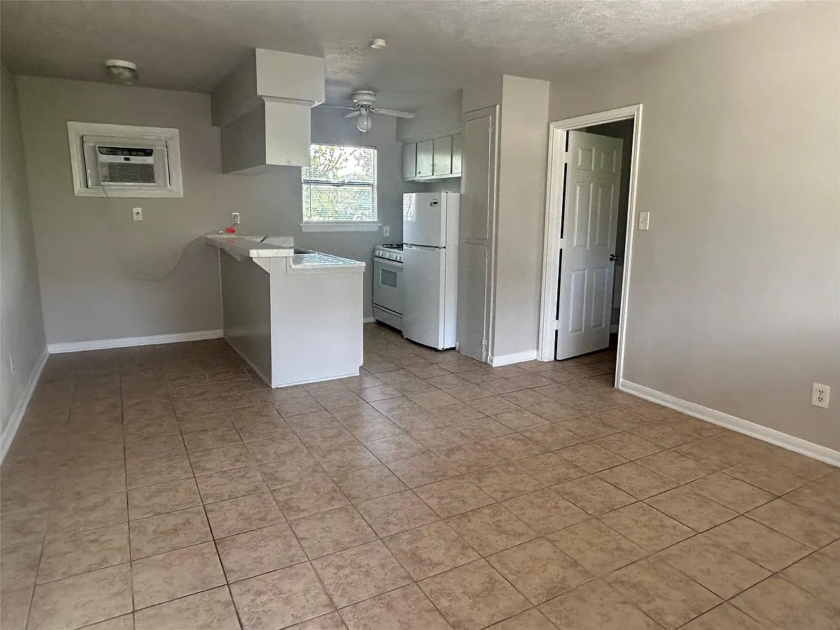 Building Photo - 8232 Glenview Dr #7