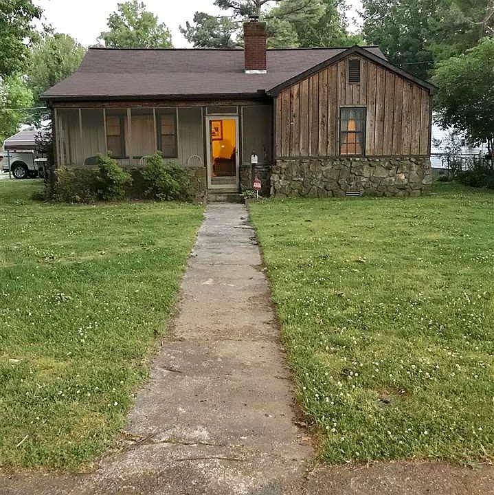1st image of 901 W Pecan St