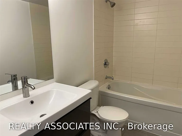 126 Simcoe St #504 — Photo 7