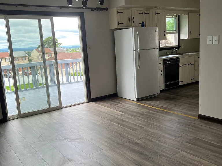 1015 E Hamilton St #1 — Photo 3