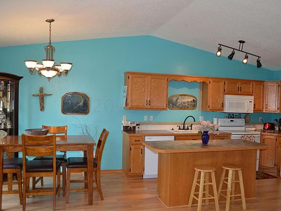 Kitchen & Dining