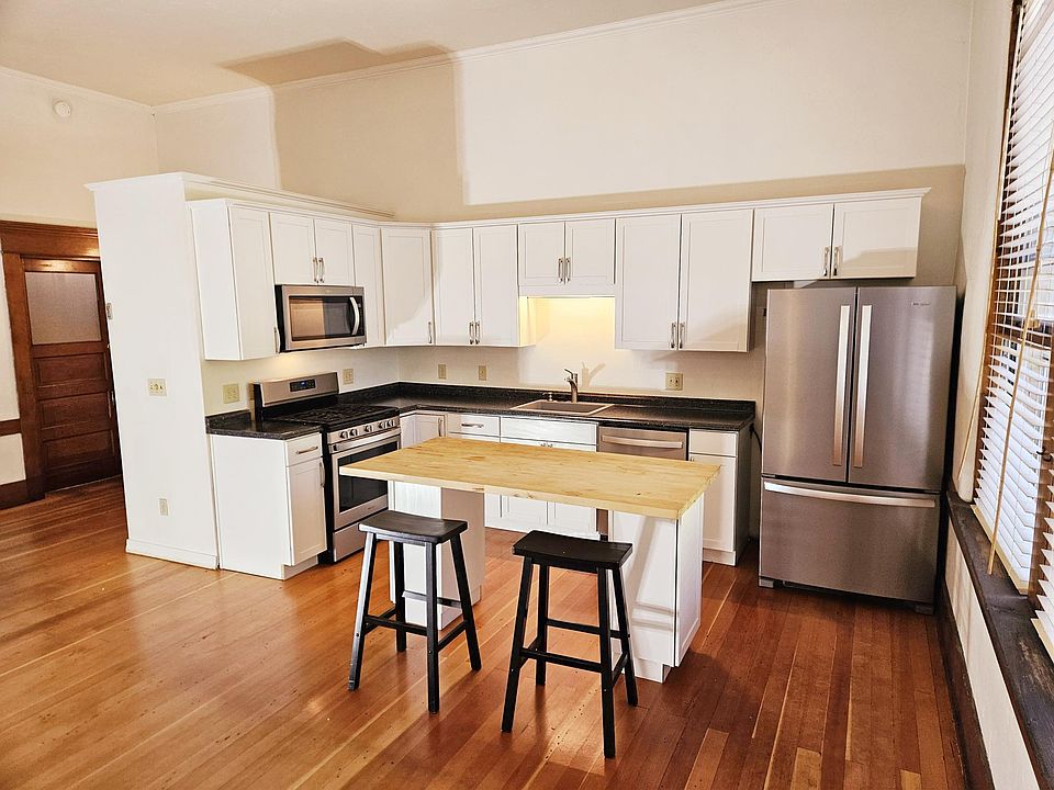 Kitchen with breakfast bar