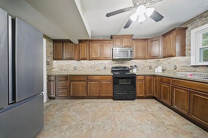 3 bed, 2.5 bath, 1632 sqft, $2,800 — Photo 2