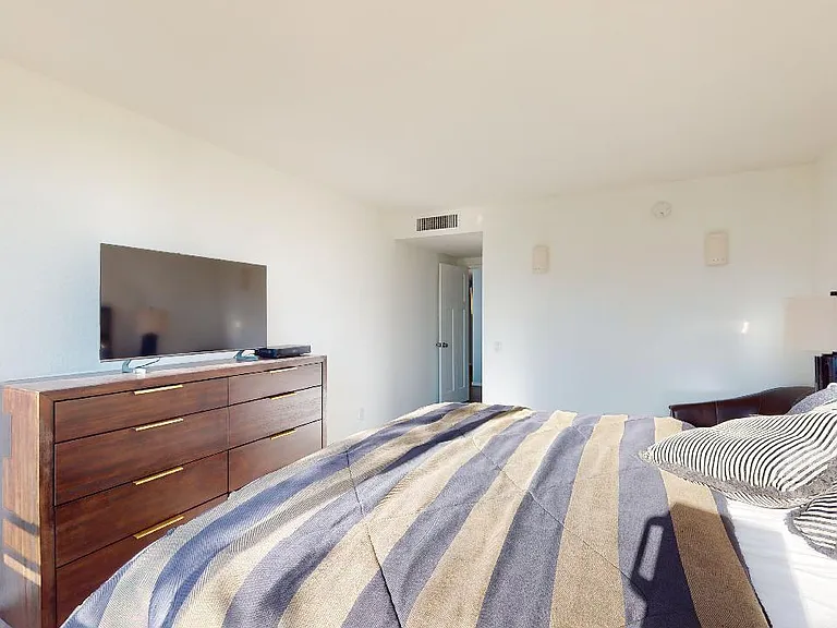 600 W 9th St #914 — Photo 31