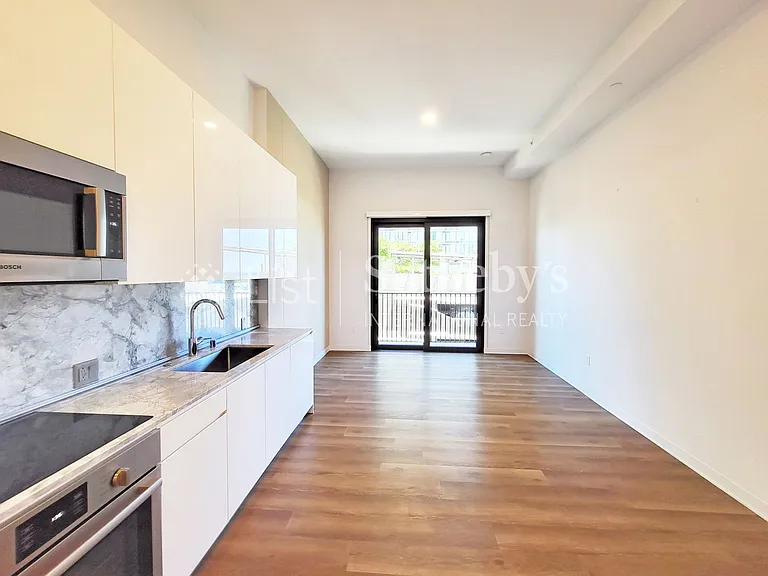 987 Queen St #806 — Photo 4