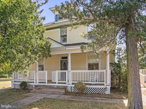 1048 Fairview Dr, Berkeley Springs, WV 25411