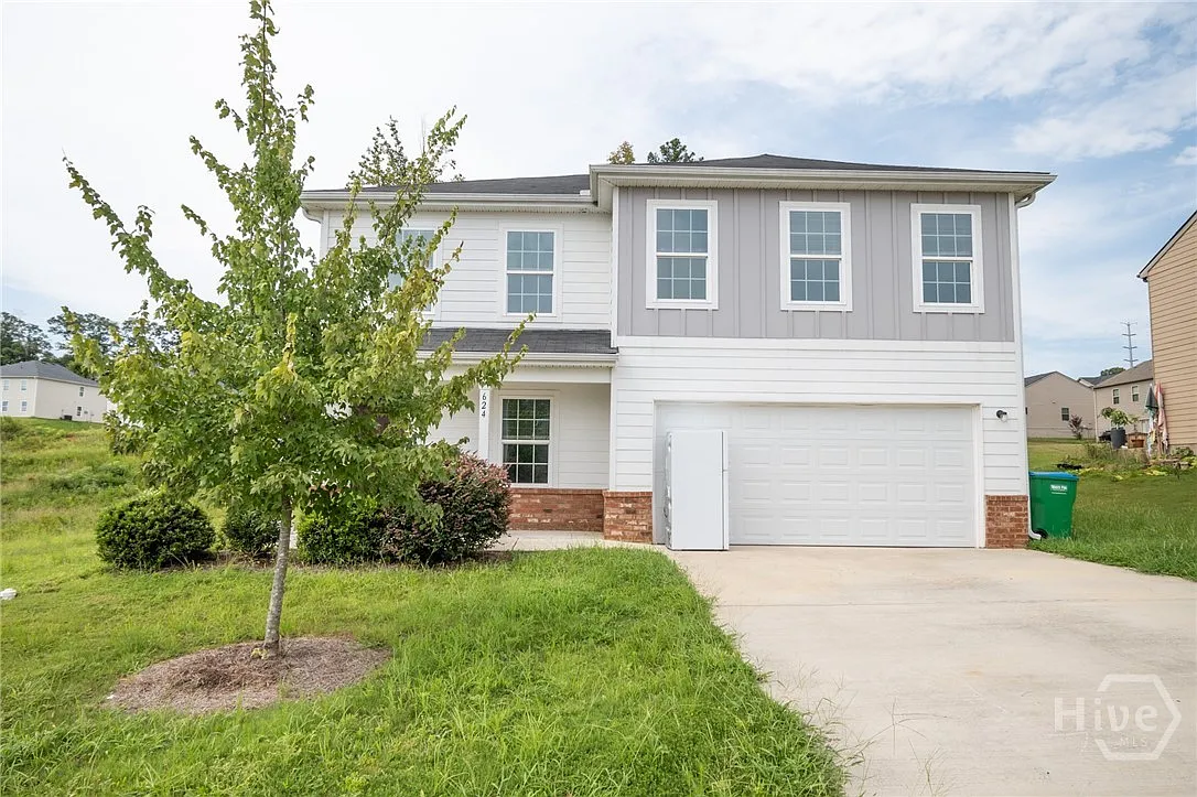 4 bed, 2.5 bath, 2341 sqft, $1,900 — Photo 1