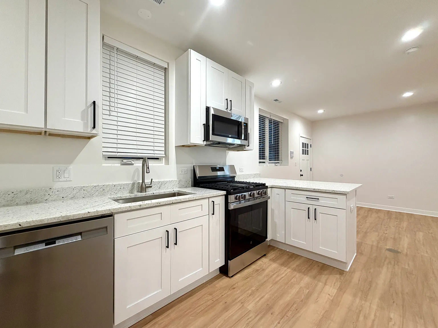 2 bed, 1000 sqft, $2,395 — Photo 2