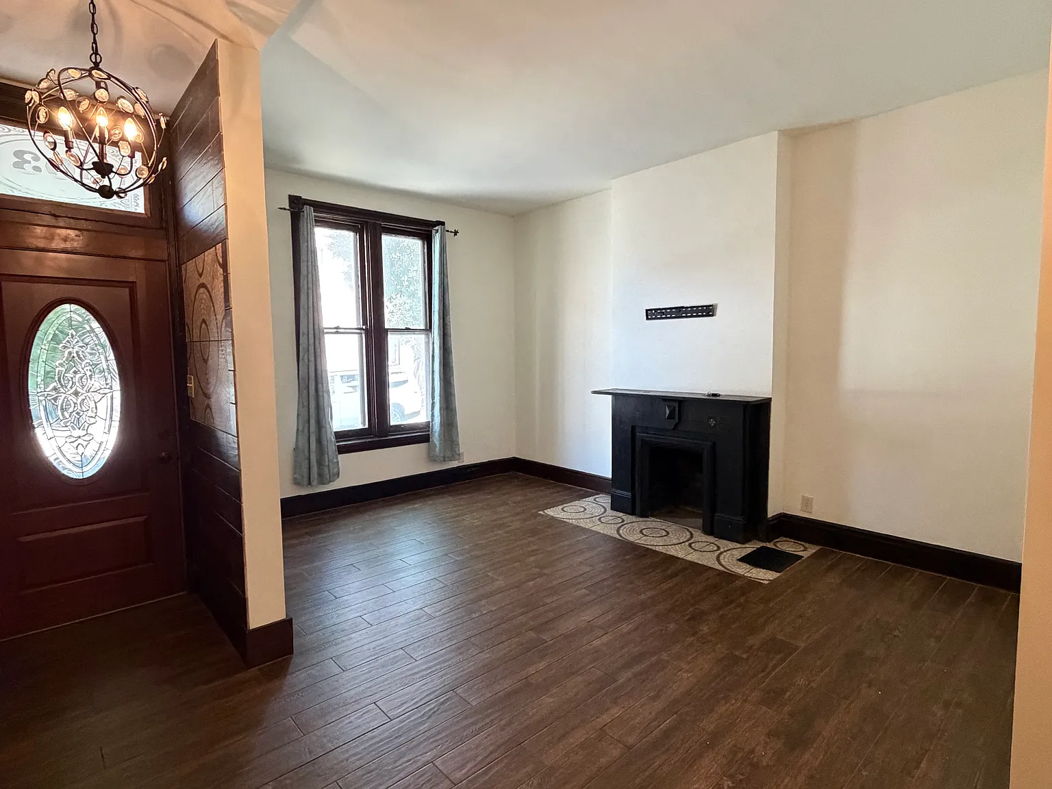 4 bed, 2.5 bath, 2630 sqft, $2,600 — Photo 2