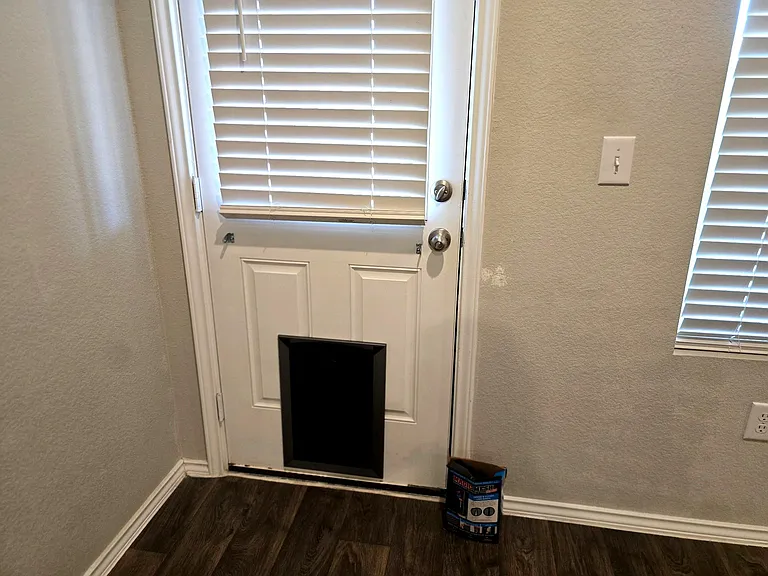 Built-in doggy/cat door offers convenient indoor-outdoor access for pets.