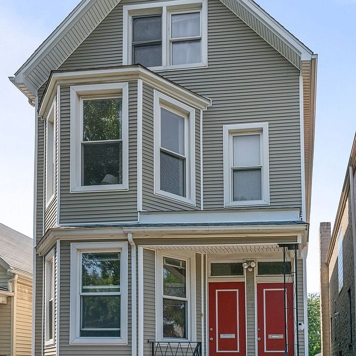 1st image of 3116 N Leavitt St #1