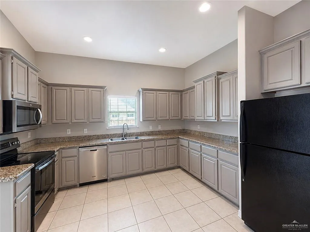 3 bed, 2.0 bath, 2120 sqft, $1,950 — Photo 3