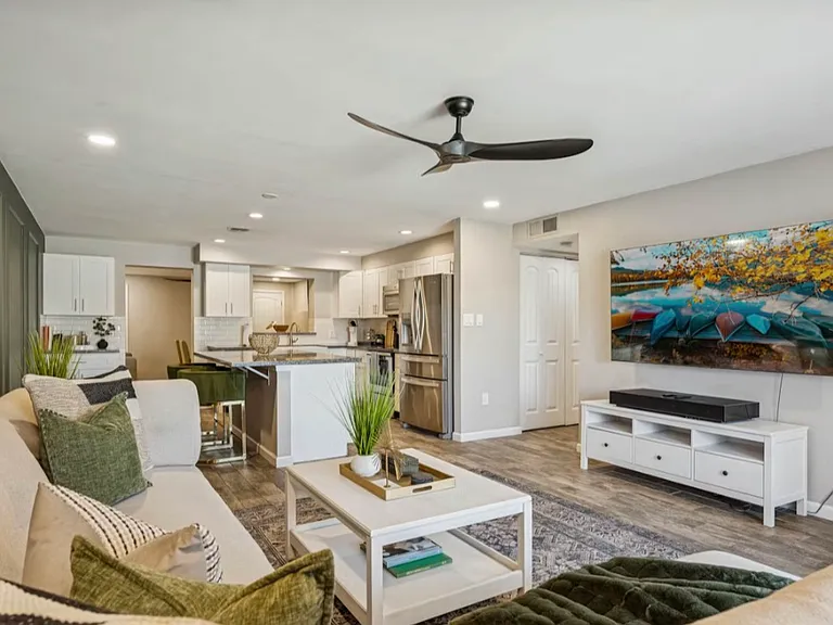 7635 E Minnezona Ave — Photo 2