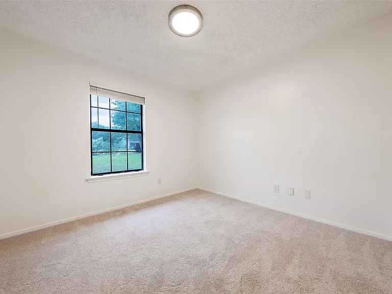 1702 Ireland Dr — Photo 18