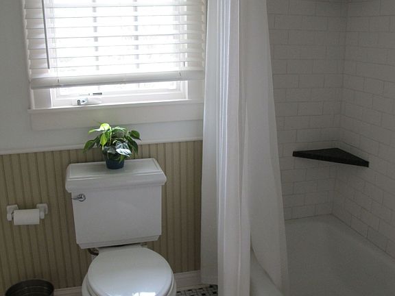 Upstairs full bathroom 