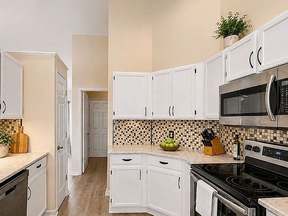 3rd image of 454 Kendra Ct