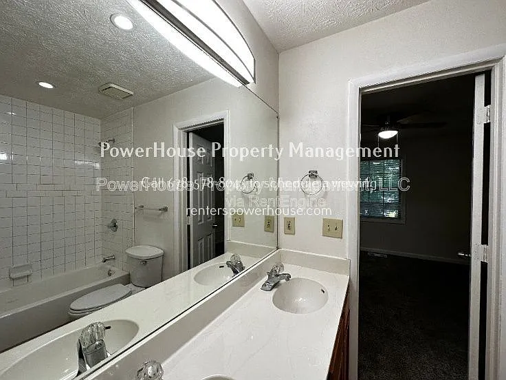 504 Oakwood Ct — Photo 4