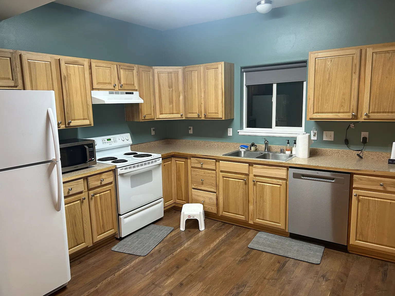 Beautifully maintained and move-in ready Condo — Photo 1