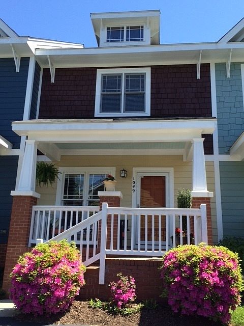 Front of home : Gorgeous shrubs and planting area. Tons of porch space!