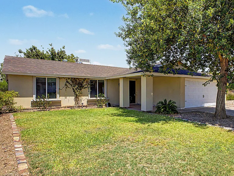 2104 N Comanche Dr — Photo 1