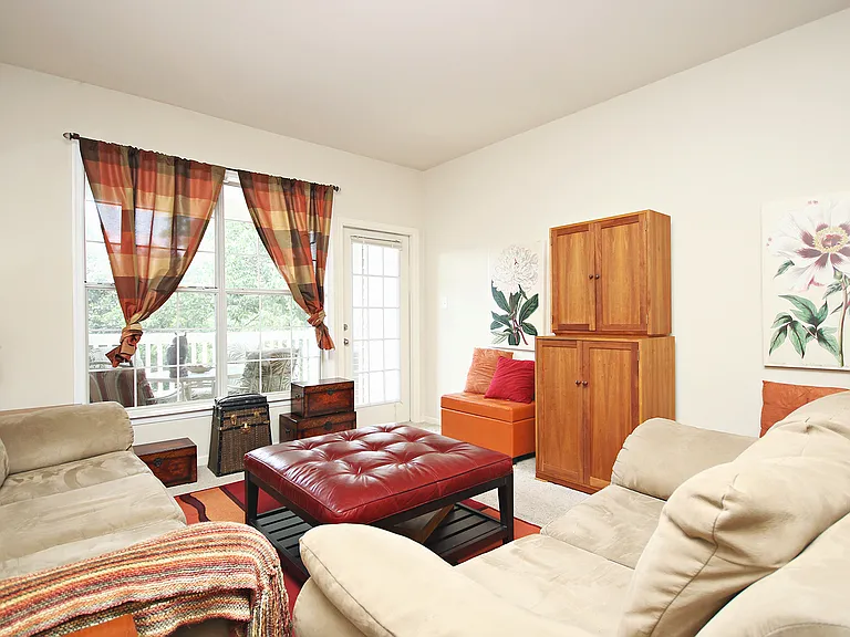 300 Riverbend Dr #4B — Photo 3