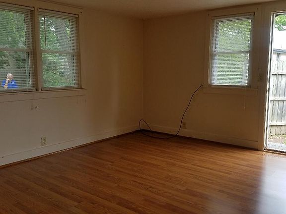 4th image of 318 Frost St