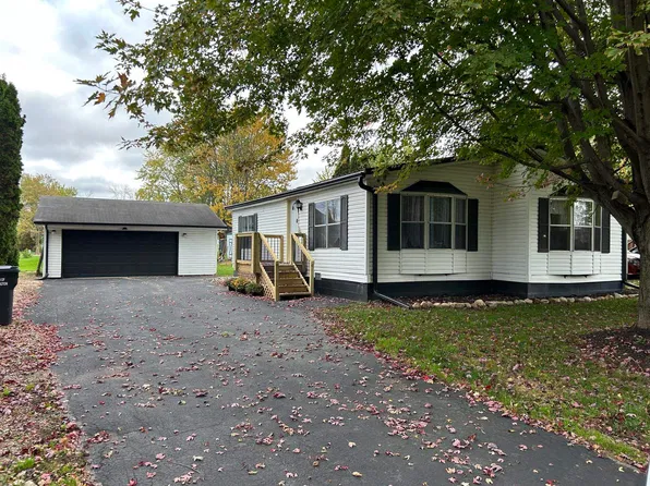 N5916 Derby Ln, Cecil, WI 54111